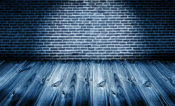 Brickwall z drewnianą podłogą, niebieski światło — Zdjęcie stockowe