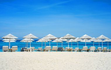 Kumsalda beyaz şemsiye