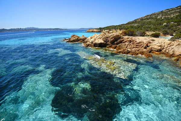 Água azul na costa da Sardenha — Fotografia de Stock