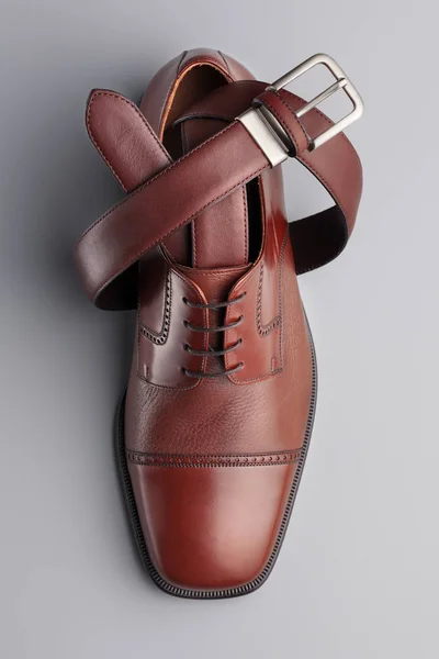 Bruine schoen en riem voor man — Stockfoto
