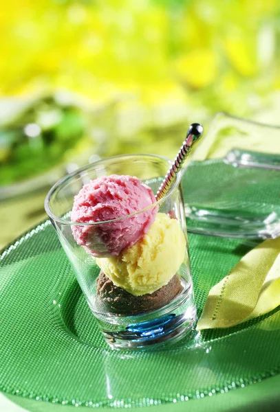 Ice cream on green and yellow background — Stock Photo, Image