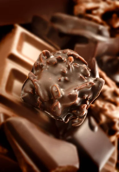 Çeşitli çikolatalar yakın çekim — Stok fotoğraf