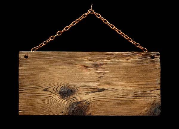 Gealterte Holztafel hängt auf schwarzem Hintergrund — Stockfoto