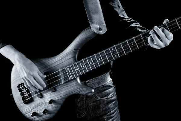 Siyah arka plan üzerine bas gitarist — Stok fotoğraf