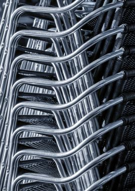 yığılmış metalik koltuklar soyut