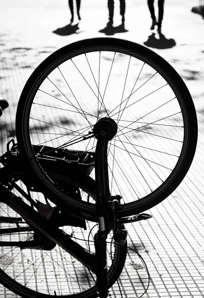 Rueda de bicicleta con sombras de personas — Foto de Stock
