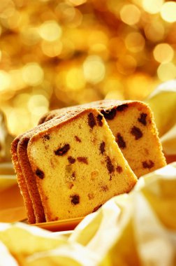 altın arka plan üzerinde kuru üzümlü kek