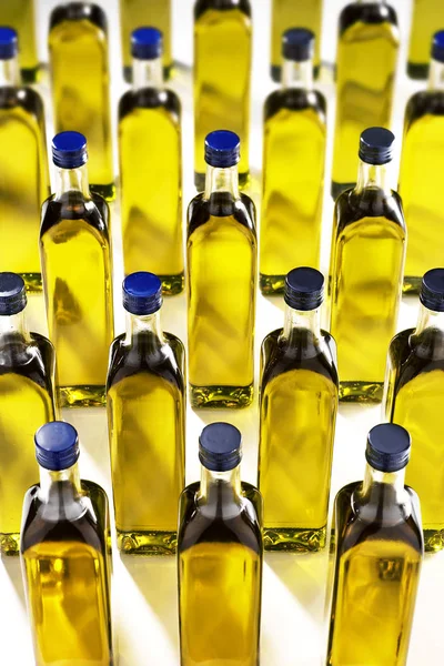 Botellas de aceite de oliva extra virgen — Foto de Stock