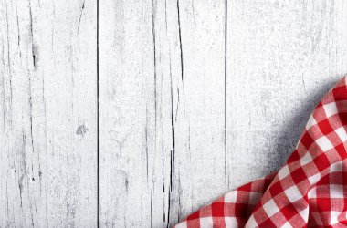 Beyaz mutfak masası kırmızı Bulaşık bezi ile