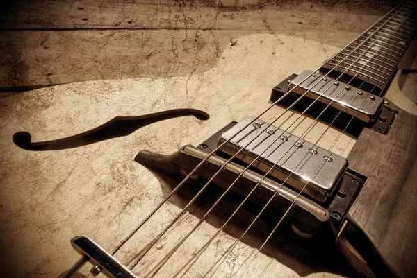 Винтажная джазовая гитара — стоковое фото