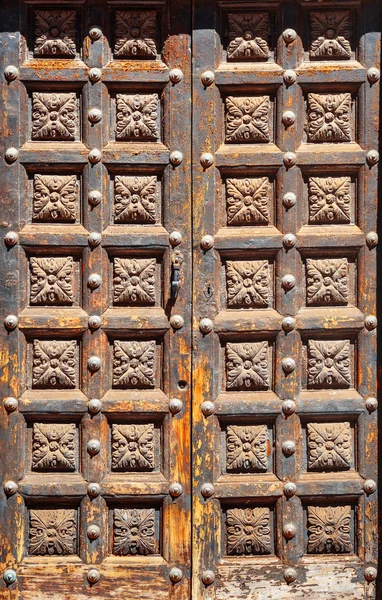 Antik fából készült ajtó középkori palota — Stock Fotó