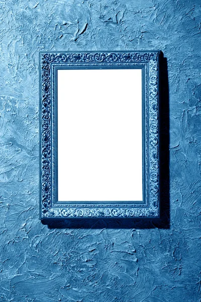 Пустая синяя рамка на голубой стене — стоковое фото