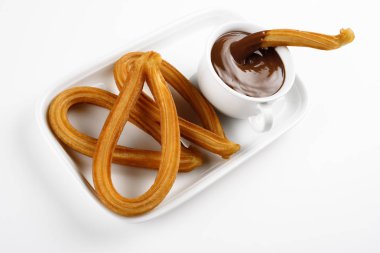 churro çikolata beyaz bir tepsi ile