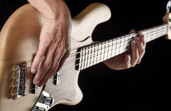 Mãos a tocar guitarra baixo — Fotografia de Stock