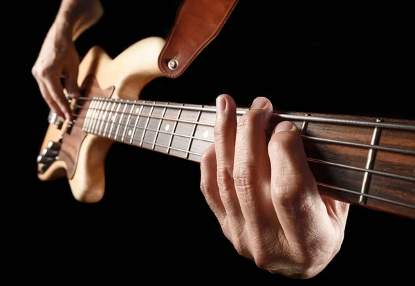 저음 재생 하는 바위 bassist의 손 — 스톡 사진