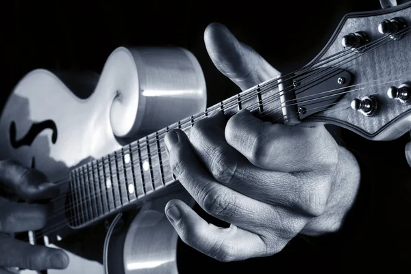 Mani Musicista Che Suona Mandolino Bluegrass Tradizionale Immagine Blu — Foto Stock