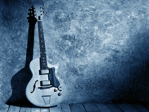 Vinatge Τζαζ Κιθάρα Στη Σκηνή Ενός Τζαζ Κλαμπ Μπλε Εικόνα — Φωτογραφία Αρχείου
