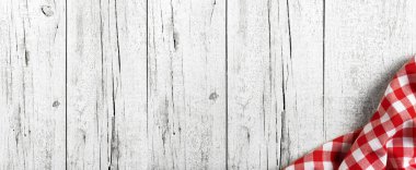 Beyaz ve eski ahşap tahta. Mutfak arka planında kırmızı kumaş var.