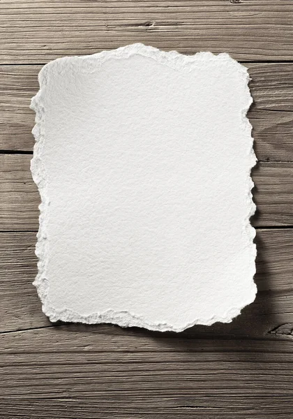 Пустая Белая Бумага Старой Деревянной Стене — стоковое фото