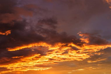 Turuncu gökyüzü ve bulut sabah güneş doğmadan önce