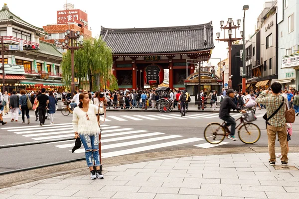 Woman selfie in front of Sensoji Temple Asakusa in cloudy day — Stock Photo, Image