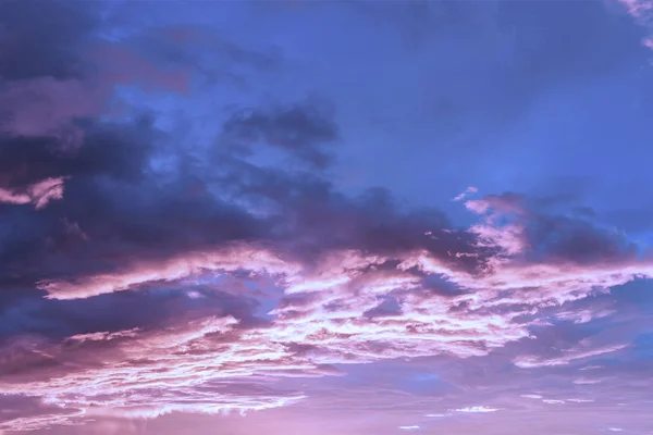 空と雲の朝は日の出前に — ストック写真