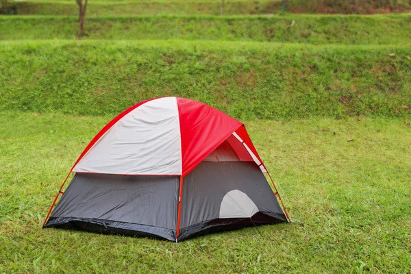 Röd kupoltält på grönt gräs i campingen — Stockfoto