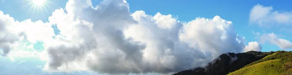 風景と山に日光の明るい空 — ストック写真