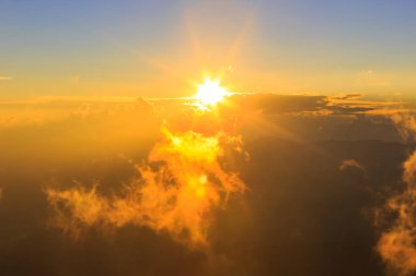 Günbatımı üzerinde yüksek dağ ve bulut