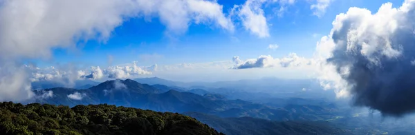 Panorama cenário e céu brilhante com nuvem sobre alta montanha — Fotografia de Stock