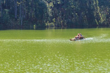Gezgin brigt göl bota bambu üzerinde rahatlatıcı