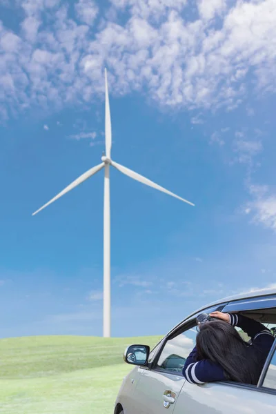 Путешественник сфотографировал ветряную турбину на травяном поле и синий — стоковое фото