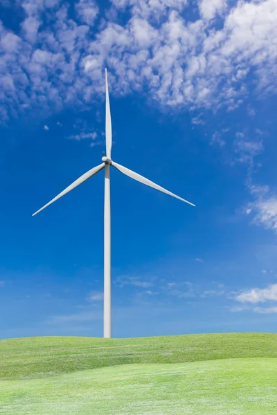 Turbina eólica no campo de grama e céu azul — Fotografia de Stock