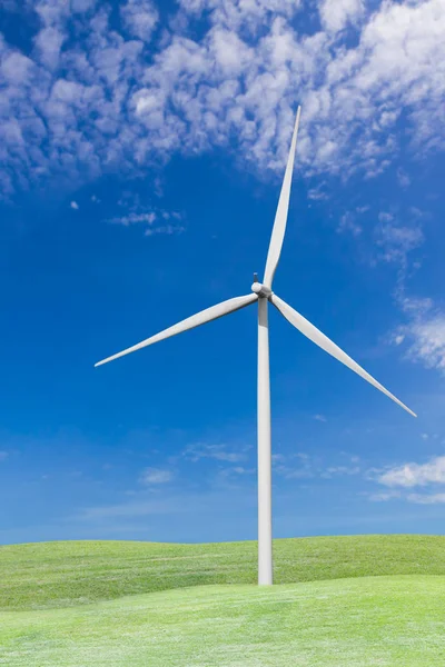 Windturbines op grasveld en de blauwe hemel — Stockfoto