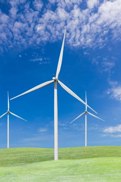 Turbine eoliche sul campo di erba e cielo blu — Foto Stock