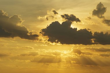 Gün batımından önce kara bulut arkasında güneş ışığı gölgesinde