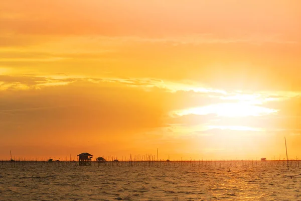 Sonnenschatten hinter dunklen Wolken vor Sonnenuntergang über dem Meer — Stockfoto