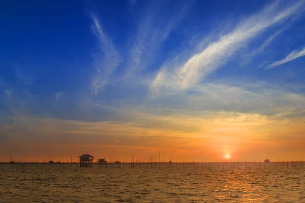 海に沈む夕日の前に暗い雲の後ろに太陽光の陰 — ストック写真