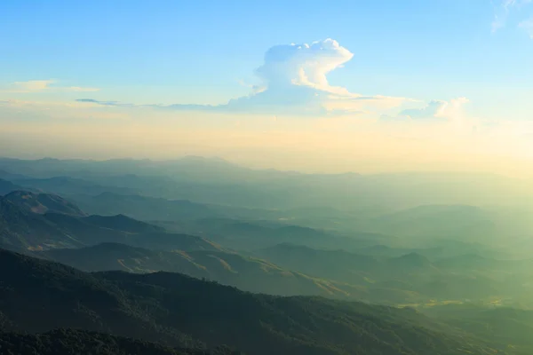Sahne ve kuzeyde yüksek dağın üzerinde bulut ile parlak gökyüzü — Stok fotoğraf