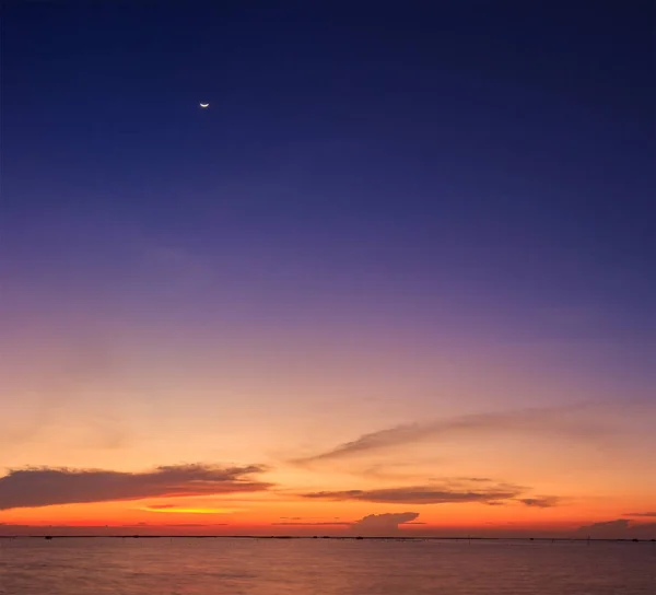 Céu laranja sobre a costa do mar e fazenda shell silhueta — Fotografia de Stock