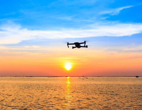 Drönare som flyger över havet och solnedgången — Stockfoto