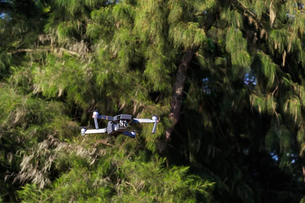 Unmanned aerial vehical med videokamera svävar i luften. Thi — Stockfoto