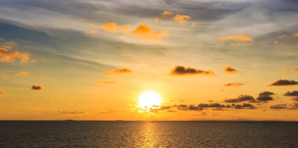 カラフルな雲と空と海に沈む夕日 — ストック写真