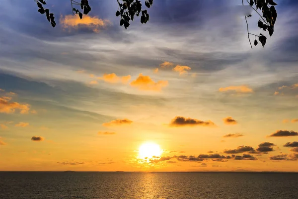 七色的云彩和天空的海上日落 — 图库照片