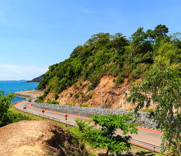 Curve road with sea view and blue sky at Khung Wiman Beach, Chan — Stock Photo, Image