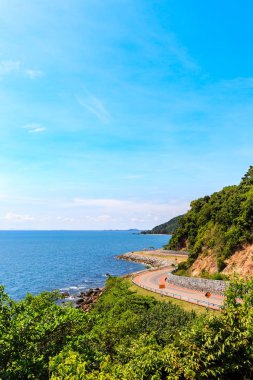 Eğri yol Khung Wiman Beach, Chan deniz görünümü ve mavi gökyüzü ile