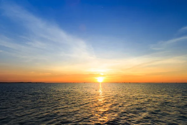 海の海岸とシルエットのシェルのファームに沈む夕日 — ストック写真