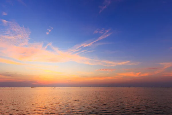 Blick auf orangefarbenen Sonnenuntergang und Himmel über Muschelfarm — Stockfoto