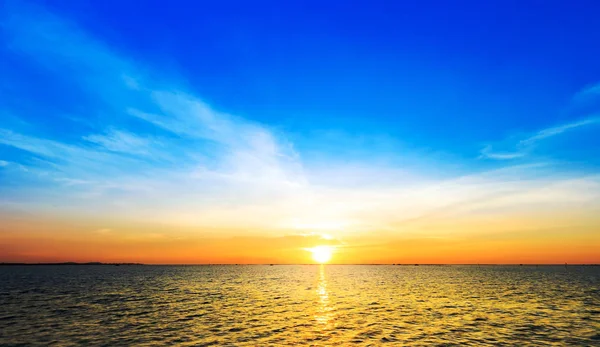 Pôr do sol sobre a costa do mar e fazenda shell silhueta — Fotografia de Stock