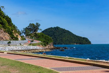 Eğri yol Khung Wiman Beach, Chan deniz görünümü ve mavi gökyüzü ile